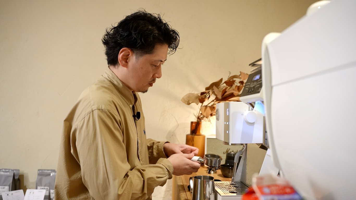 今村さんが Gevi にポルタフィルターを装着している瞬間