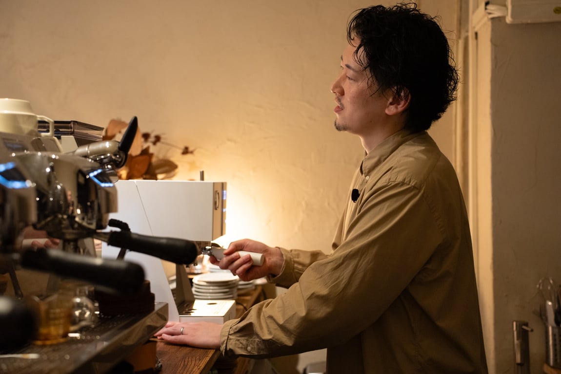 今村さん（ELEPHANT COFFEEオーナー）が Gevi でエスプレッソを淹れている、横顔