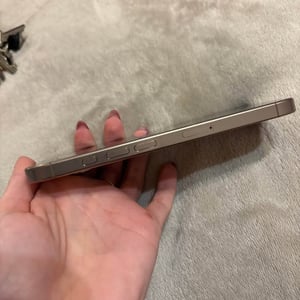 Predám iPhone 16 pro 256gb gold 4