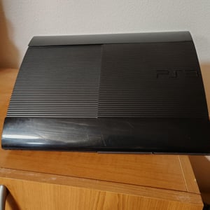 PlayStation 3 Super Slim + hry a ovládače 2