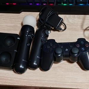 PlayStation 3 Super Slim + hry a ovládače 4