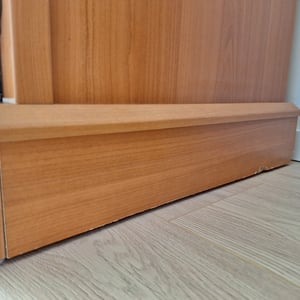 Hnedá komoda pod TV vo vidieckom štýle 4