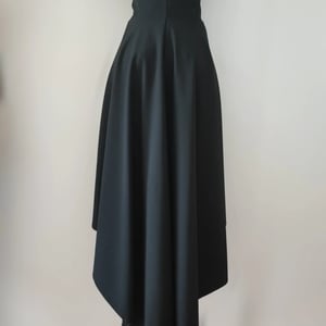 Elegantné čierne šaty high-low strih, ako nové 3