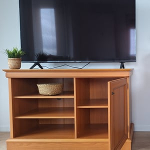 Hnedá komoda pod TV vo vidieckom štýle 2