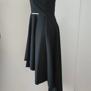 Elegantné čierne šaty high-low strih, ako nové 2
