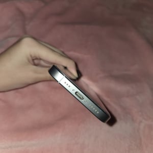 iPhone 16 Pro 128 GB biely, výborný stav 4