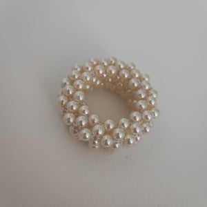 Elegantná perlová gumička do vlasov 1