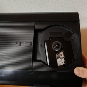 PlayStation 3 Super Slim + hry a ovládače 1
