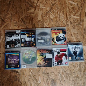 PlayStation 3 Super Slim + hry a ovládače 5