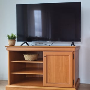 Hnedá komoda pod TV vo vidieckom štýle 1