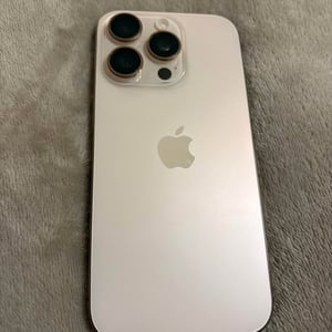 Predám iPhone 16 pro 256gb gold 3