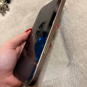 Predám iPhone 16 pro 256gb gold 7