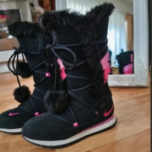 Štýlové semišové čižmičky Nike, veľkosť 37,5 2