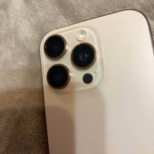 Predám iPhone 16 pro 256gb gold 1