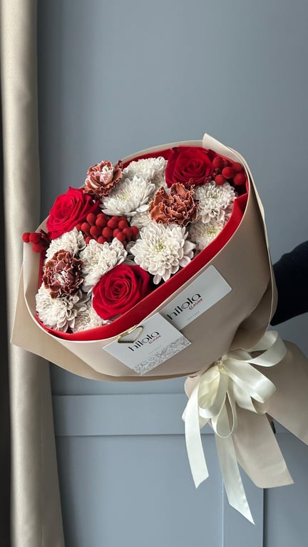 Kırmızı Güller, Karanfil ve Krizantem – Royal Contrast