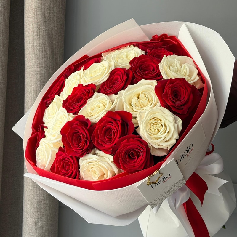 Kırmızı ve Beyaz Ekvador Gülleri – Royal Contrast