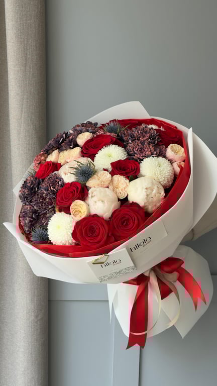 Kırmızı ve Beyaz Büyüleyici Buket – Freedom ve Şakayık