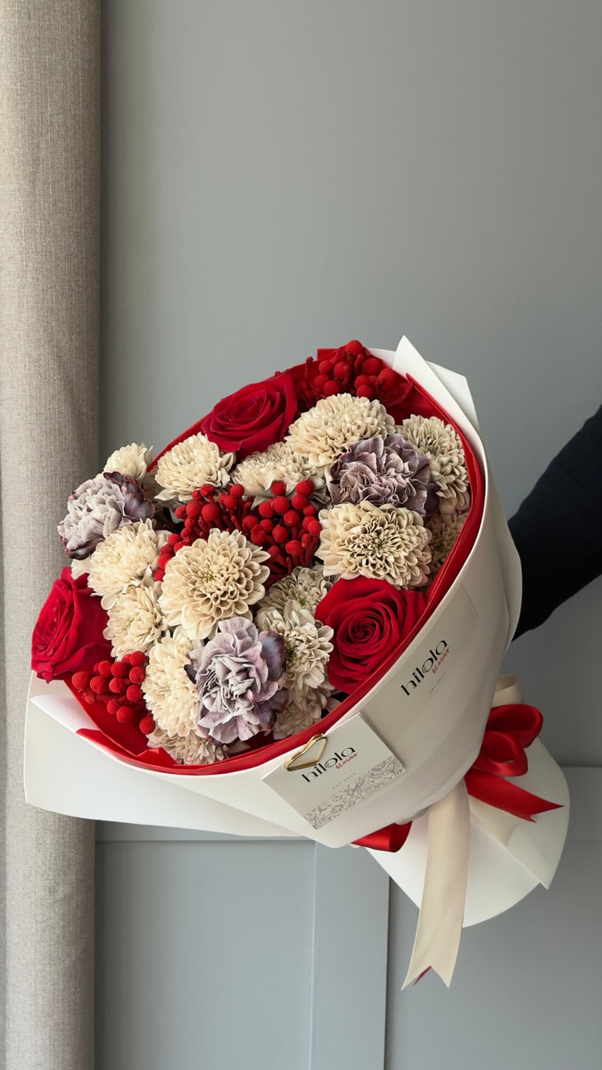 Kırmızı Güller, Karanfil ve Krizantem – Royal Contrast