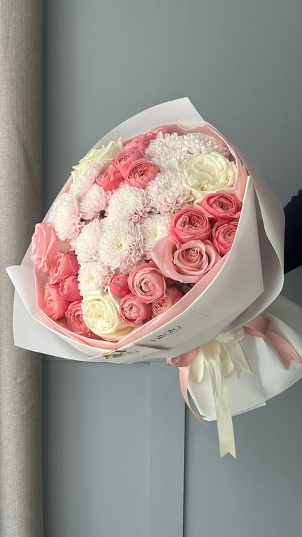 Pembe & Beyaz Saray Gülleri, Altaj Krizantemler – Pure Elegance