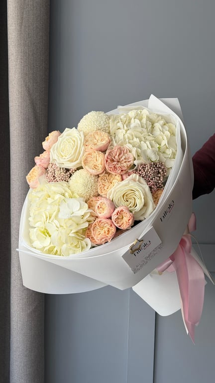 Şampanya Bahçe Gülleri, Beyaz Ortanca ve Altaj Krizantem – Soft Elegance