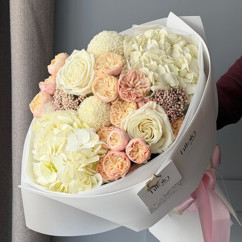 Şampanya Bahçe Gülleri, Beyaz Ortanca ve Altaj Krizantem – Soft Elegance