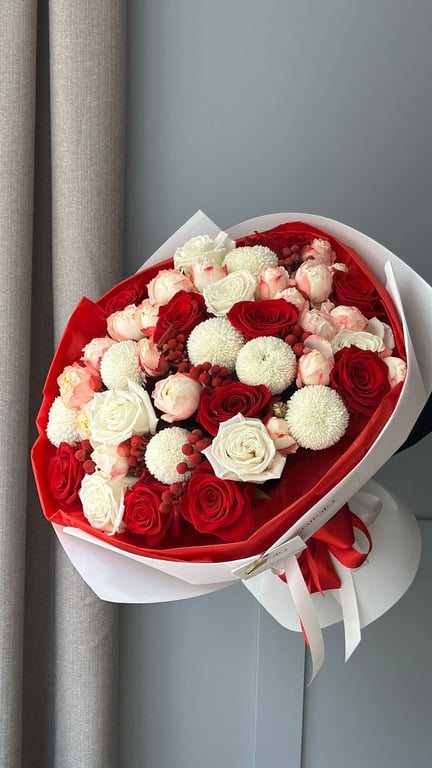 Kırmızı & Beyaz Ekvador Gülleri, Pompon Krizantemler – Scarlet Harmony
