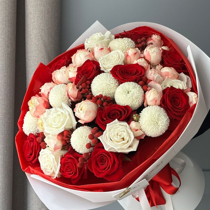 Kırmızı & Beyaz Ekvador Gülleri, Pompon Krizantemler – Scarlet Harmony