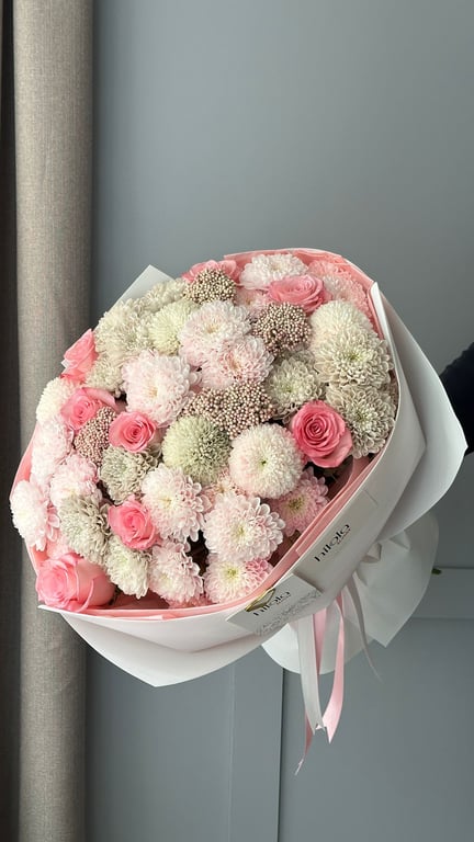 Altaj Krizantemler ve Pembe Güller – Whisper Bloom