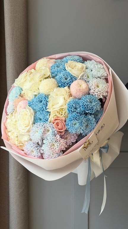 Mavi Altaj Krizantem, Beyaz Ortanca ve Pastel Güller – Sky Serenade
