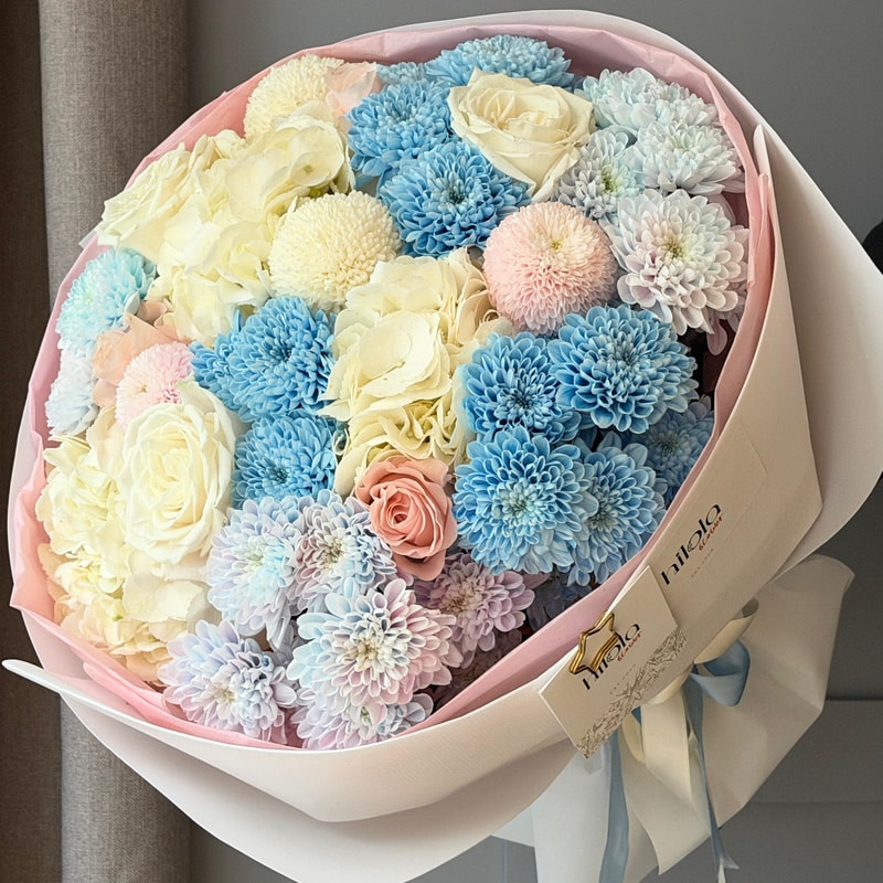 Mavi Altaj Krizantem, Beyaz Ortanca ve Pastel Güller – Sky Serenade