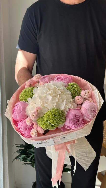 Pembe Şakayık ve Beyaz Ortanca Buketi – Sakin Şıklık