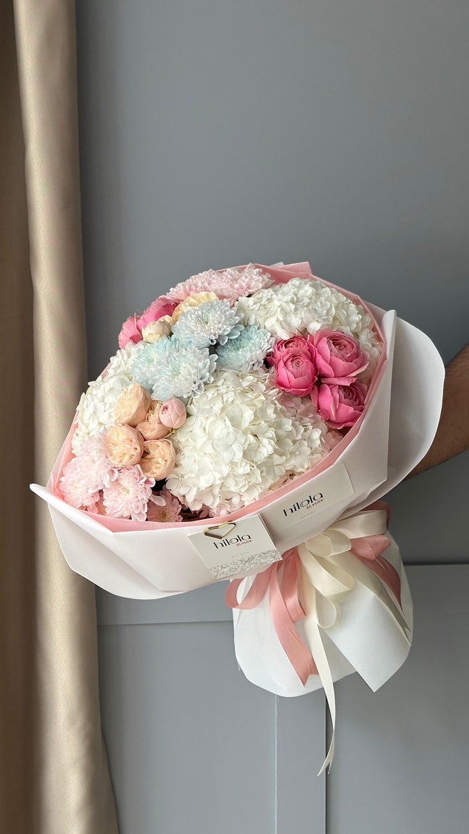 Ortanca, Krizantem ve Saray Gülleri – Pastel Zarafet