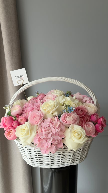 Ortanca ve Gül Sepeti – Pastel Harmoni