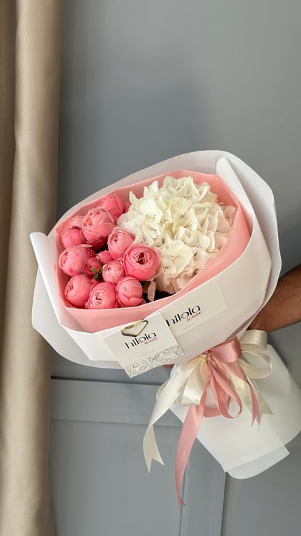 Pembe Saray Gülleri ve Beyaz Ortanca – Zarif Ahenk