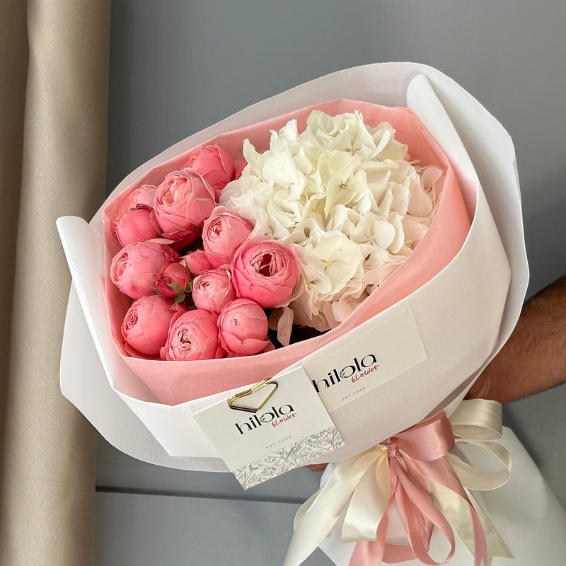 Pembe Saray Gülleri ve Beyaz Ortanca – Zarif Ahenk