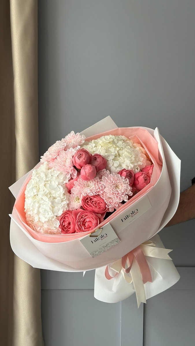 Ortanca, Ranunculus ve Krizantem – Saf Büyü