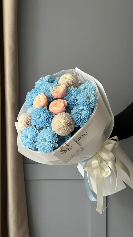 Mavi Krizantem & Royal Blush Güller – Serenity Bloom