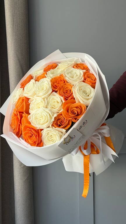 Turuncu Saray Gülleri ve Beyaz Ekvador Gülleri – Amber Harmony