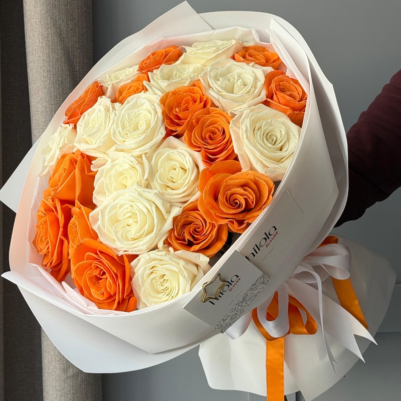Turuncu Saray Gülleri ve Beyaz Ekvador Gülleri – Amber Harmony