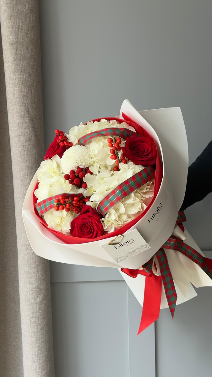 Beyaz Ortanca ve Freedom Gülü Buketi – Zarif Aşk