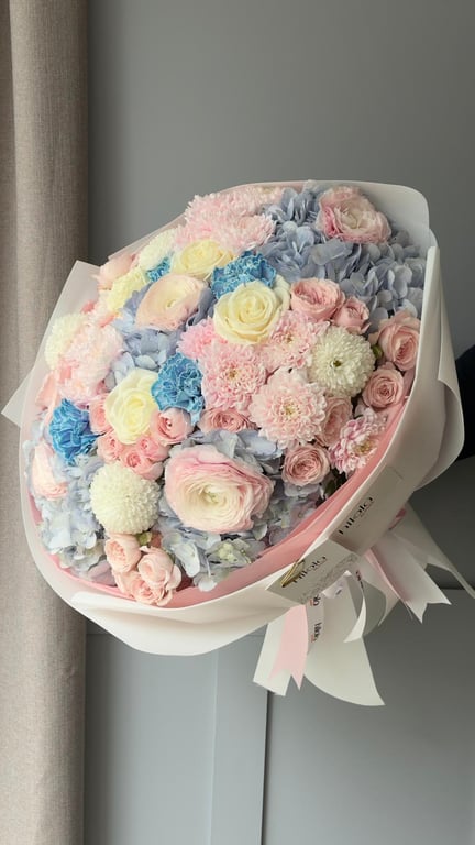 Ranunculus, Ortanca ve Saray Gülleri – Pastel Kontrast