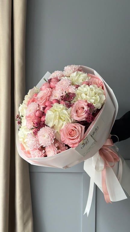 Silva Pink Saray Gülleri, Altaj Krizantemler & Beyaz Ortancalar – Soft Bloom