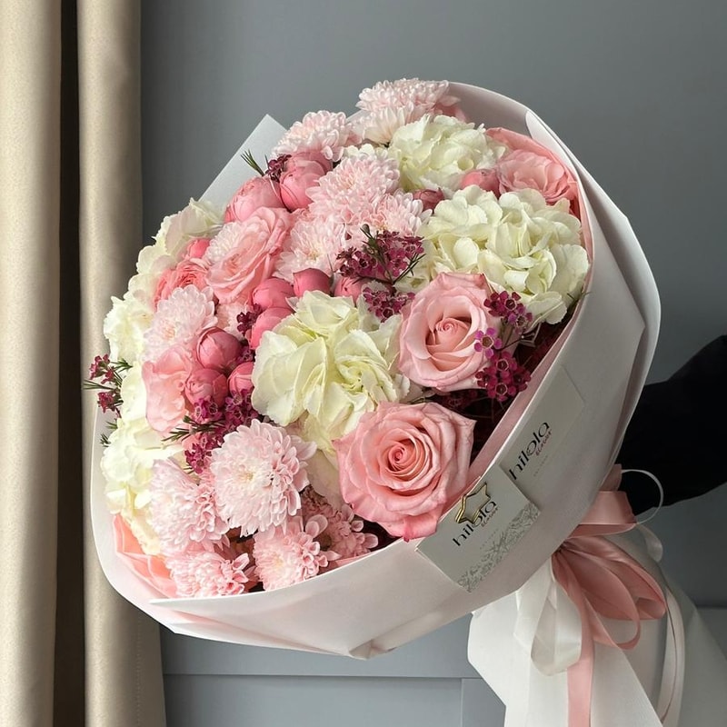 Silva Pink Saray Gülleri, Altaj Krizantemler & Beyaz Ortancalar – Soft Bloom