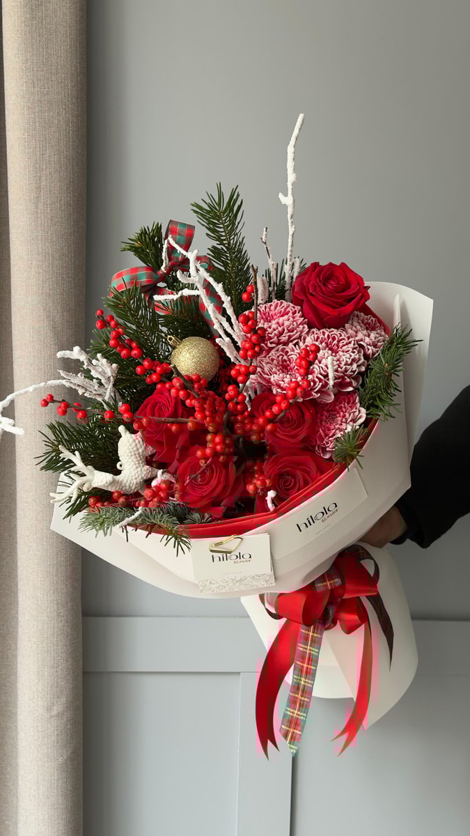 Kış Masalı – Freedom Gül ve İlex Buketi