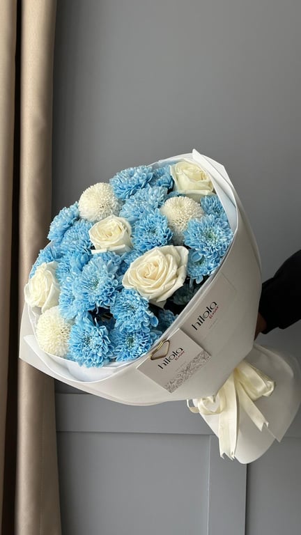 Mavi Altaj Krizantemler & Beyaz Güller – Arctic Bloom