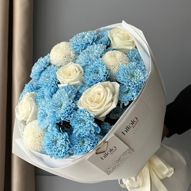 Mavi Altaj Krizantemler & Beyaz Güller – Arctic Bloom