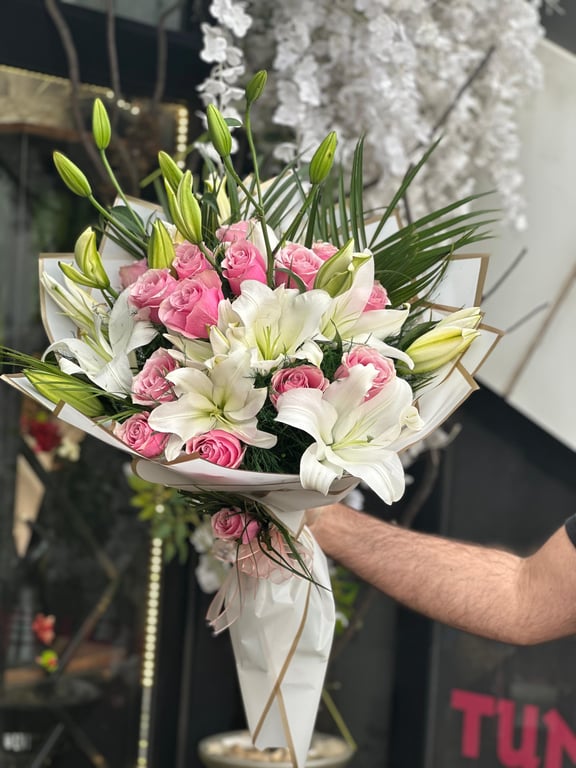 Beyaz Lilyum & Koyu Pembe Gül Buketi