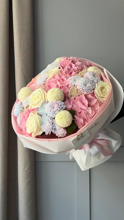 Beyaz Güller, Pembe Ortancalar ve Altaj Krizantemler – Cotton Bloom