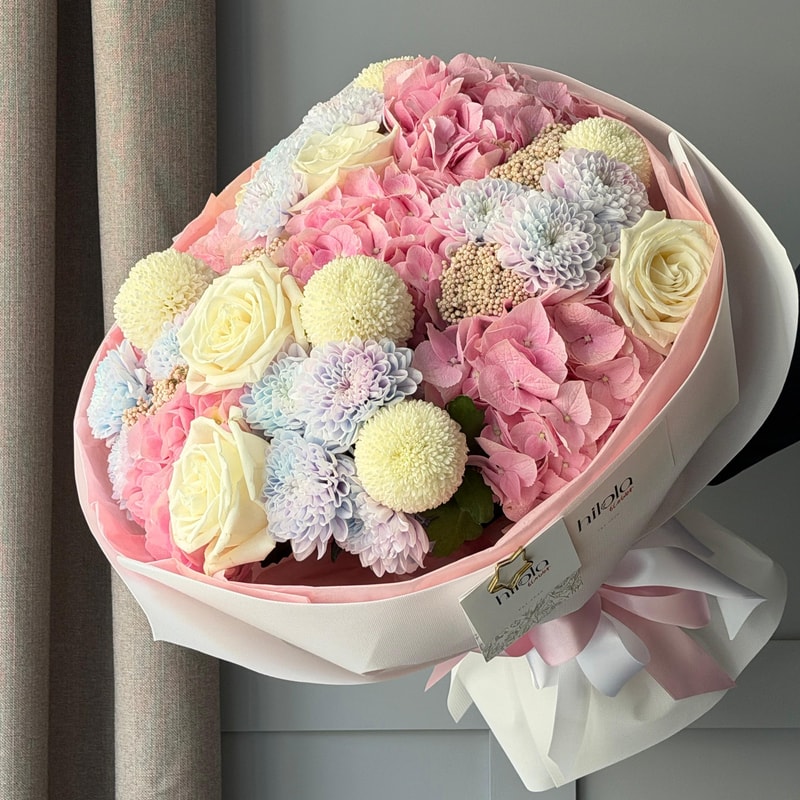 Beyaz Güller, Pembe Ortancalar ve Altaj Krizantemler – Cotton Bloom