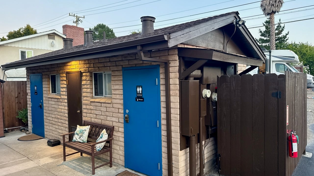 The freshly painted bathhouse with blue doors at Beach RV Pleasure Point